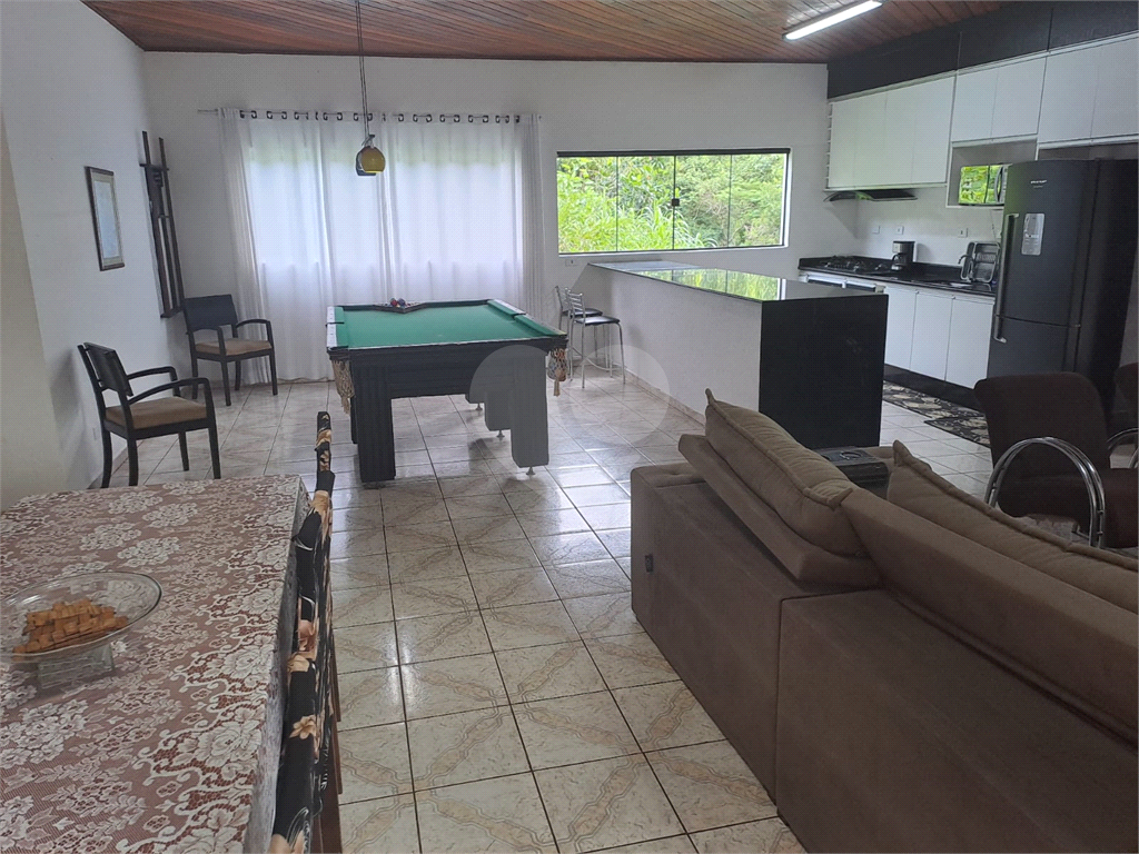 Sitio à Venda 1691m² | 243m² Área construída| 4 Quartos| Piscina adulto e infantil| Energia Solar em Mairiporã