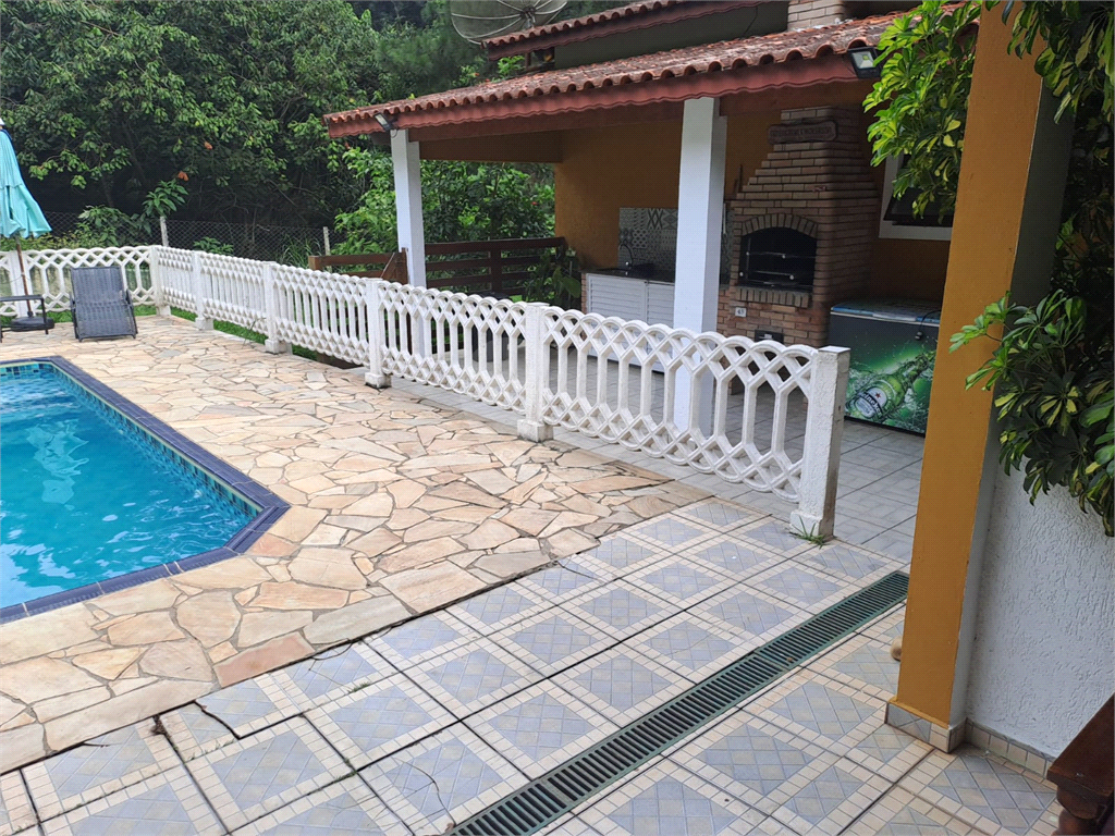 Sitio à Venda 1691m² | 243m² Área construída| 4 Quartos| Piscina adulto e infantil| Energia Solar em Mairiporã