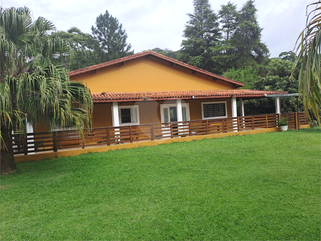 Sitio à Venda 1691m² | 243m² Área construída| 4 Quartos| Piscina adulto e infantil| Energia Solar em Mairiporã
