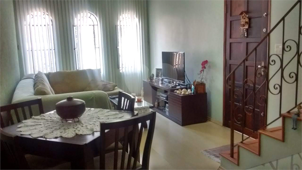 Sobrado completo: 2 quartos, closet, 3 vagas e muito mais!