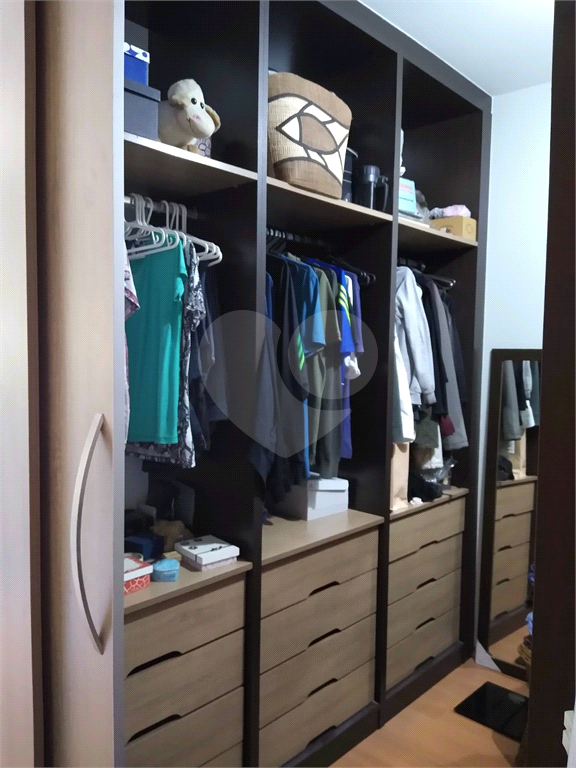 Sobrado completo: 2 quartos, closet, 3 vagas e muito mais!