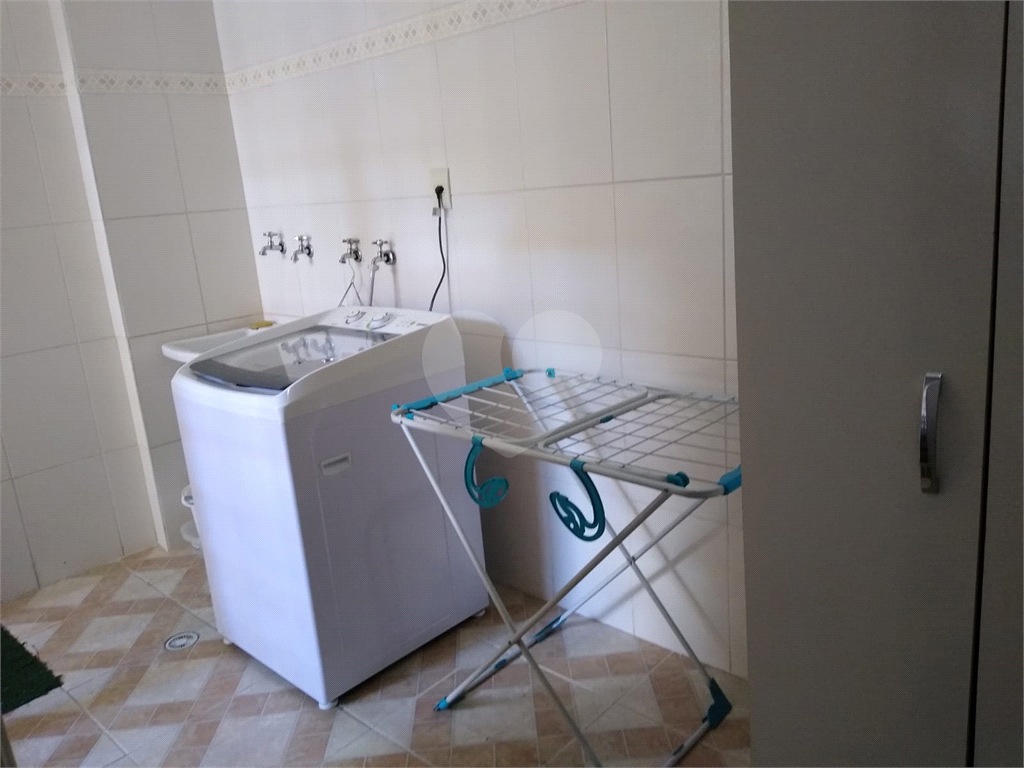 Sobrado completo: 2 quartos, closet, 3 vagas e muito mais!