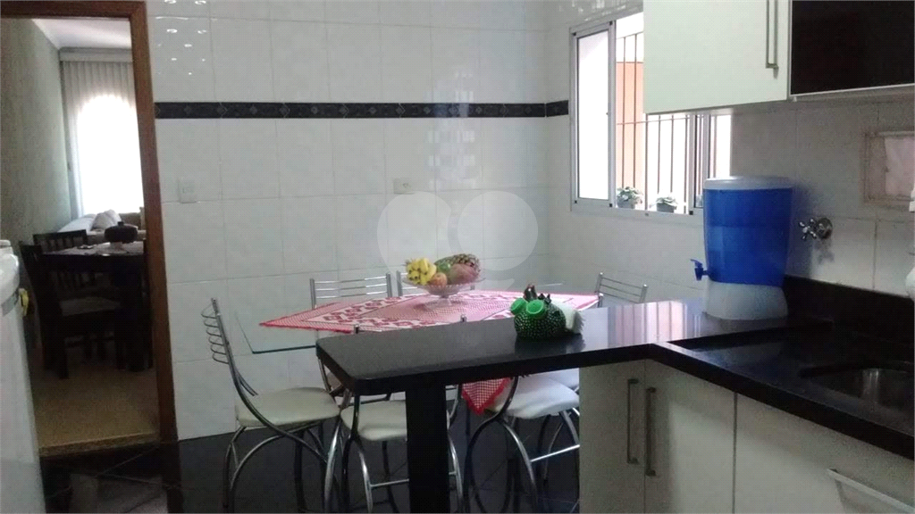 Sobrado completo: 2 quartos, closet, 3 vagas e muito mais!