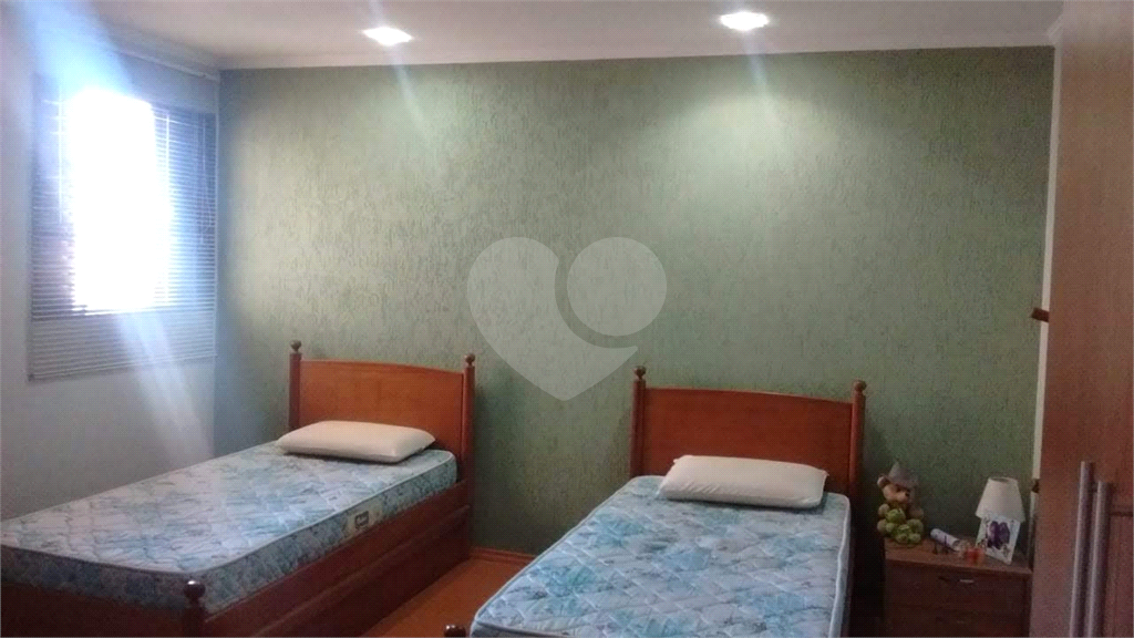 Sobrado completo: 2 quartos, closet, 3 vagas e muito mais!