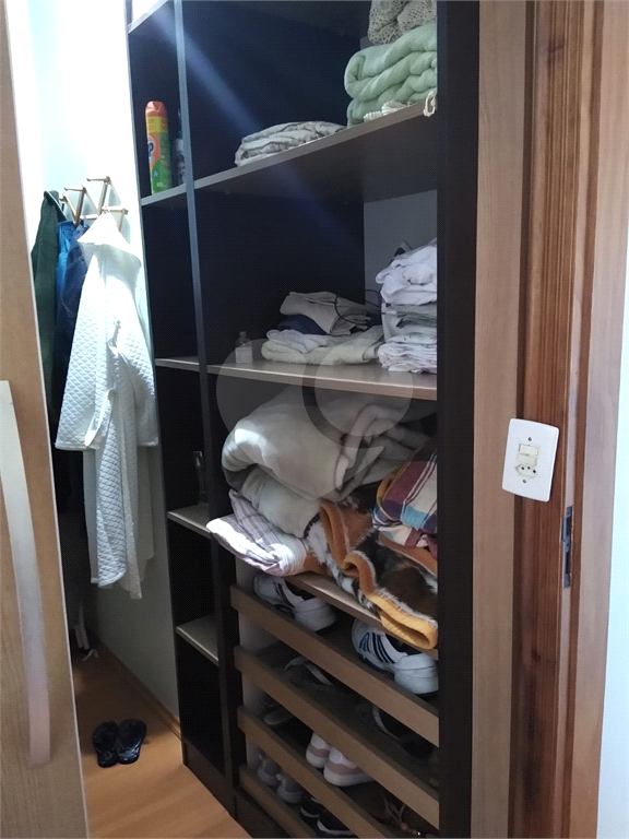 Sobrado completo: 2 quartos, closet, 3 vagas e muito mais!