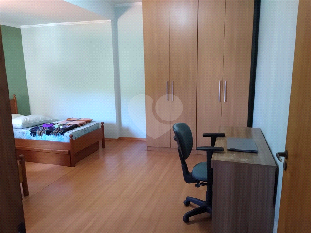 Sobrado completo: 2 quartos, closet, 3 vagas e muito mais!
