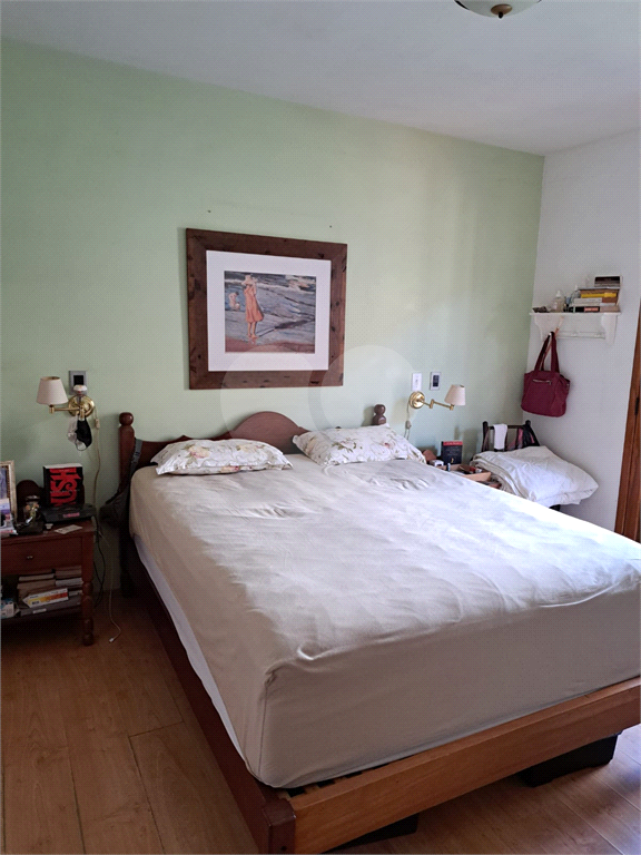 Casa chalé Horto Florestal com 360m2, 4 quartos, 2 suítes, 5 banheiros e 6 vagas de garagem