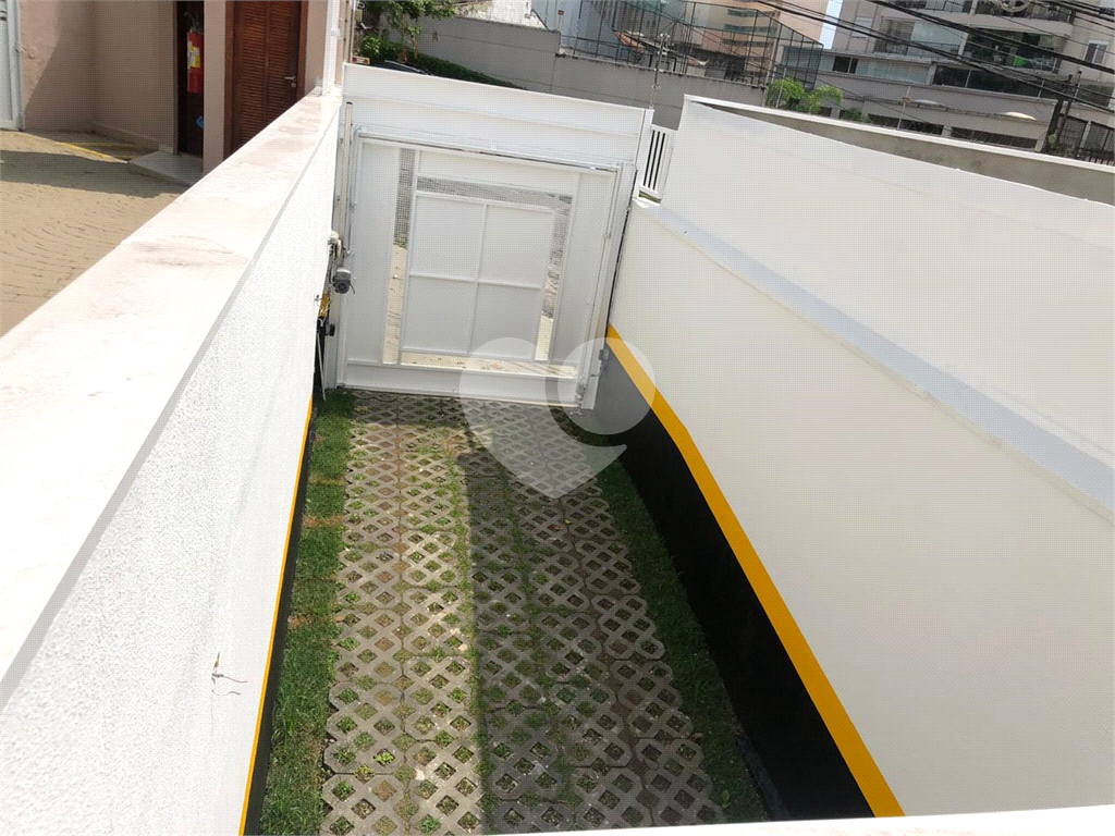 Casa de condomínio perto do Metro Praça da Árvore