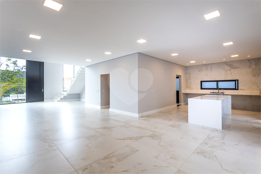 "Casa à Venda no Residencial Itahyê | 5 Suítes, Piscina com Sauna e Acabamento de Alto Padrão