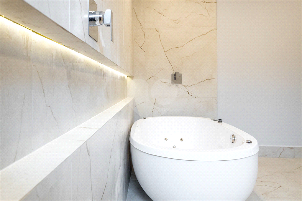 "Casa à Venda no Residencial Itahyê | 5 Suítes, Piscina com Sauna e Acabamento de Alto Padrão