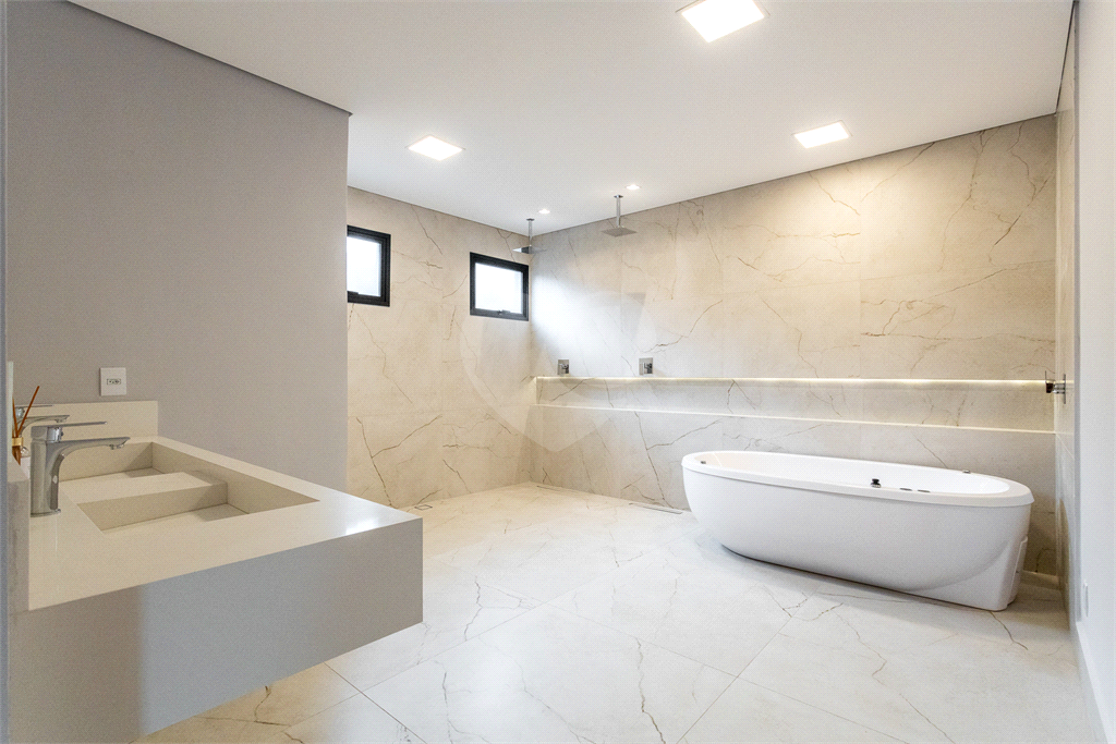 "Casa à Venda no Residencial Itahyê | 5 Suítes, Piscina com Sauna e Acabamento de Alto Padrão