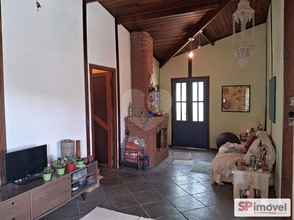 CASA DENTRO DE CONDOMINIO - SERRA DA CANTAREIRA