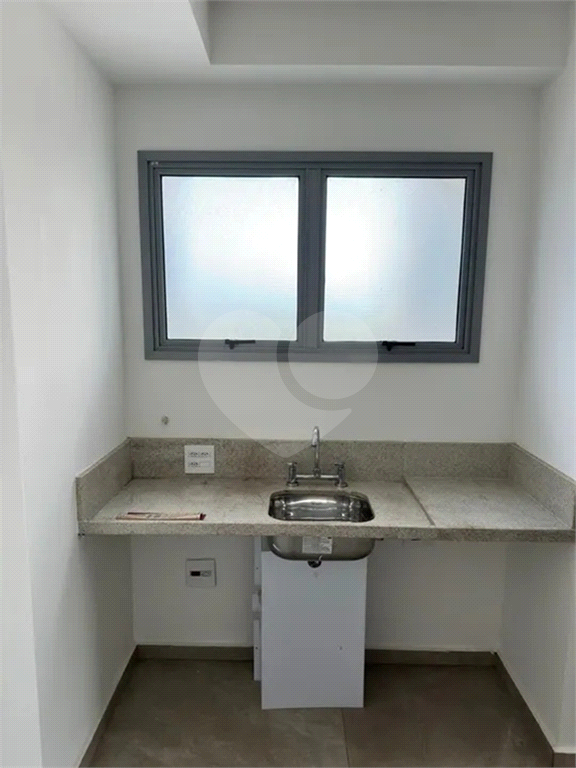 Studio reformado, à menos de 200 metros do Metro Butantã Linha 4-Amarela