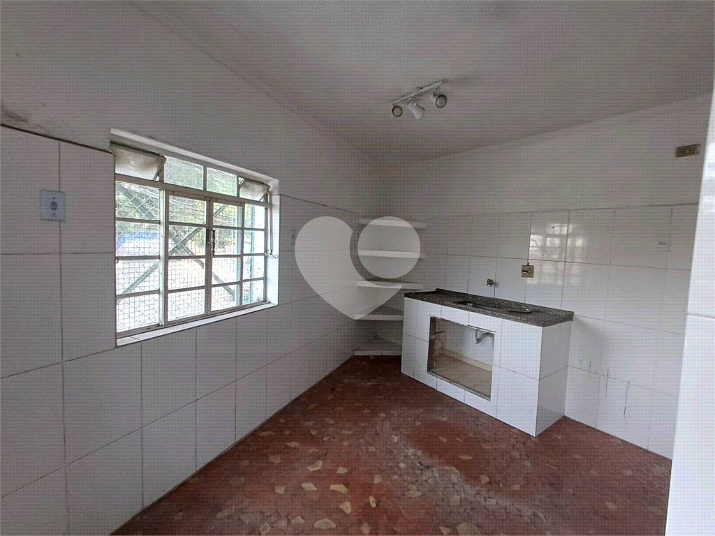 Casa Ampla à Venda – Próximo ao Horto Florestal e Comércio Local
