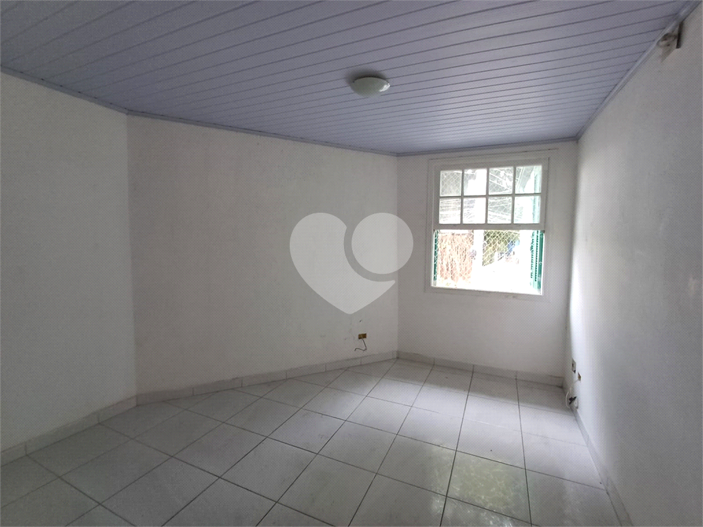 Casa Ampla à Venda – Próximo ao Horto Florestal e Comércio Local