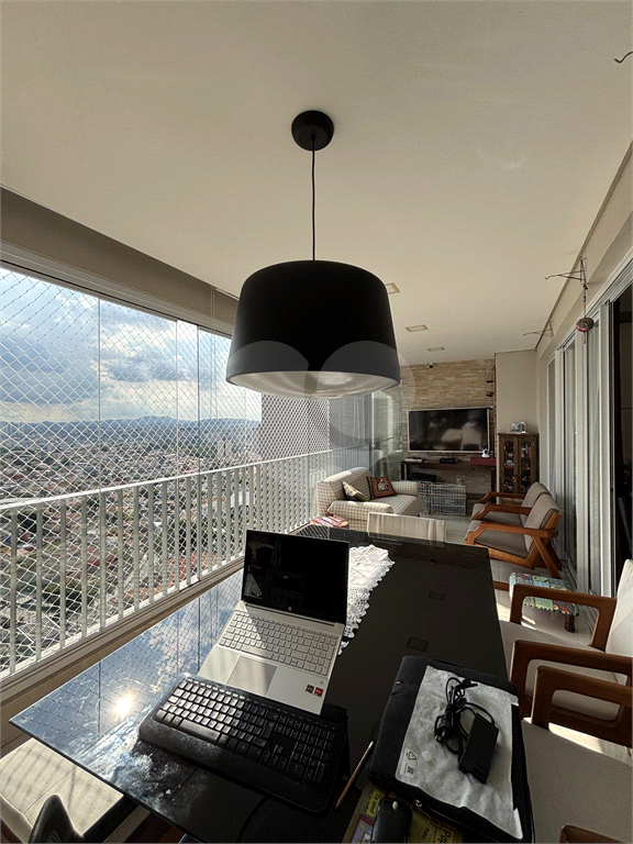 Apartamento andar alto, vista panorâmica da região, ampla varanda gourmet com churrasqueira