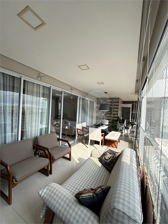 Apartamento andar alto, vista panorâmica da região, ampla varanda gourmet com churrasqueira