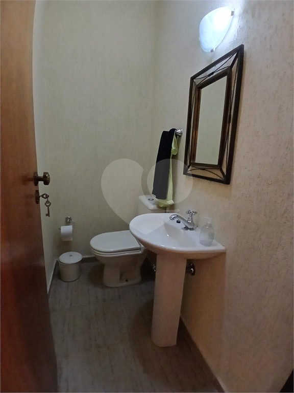 Casa reformada e mobiliada à venda com 2 dormitórios e churrasqueira.