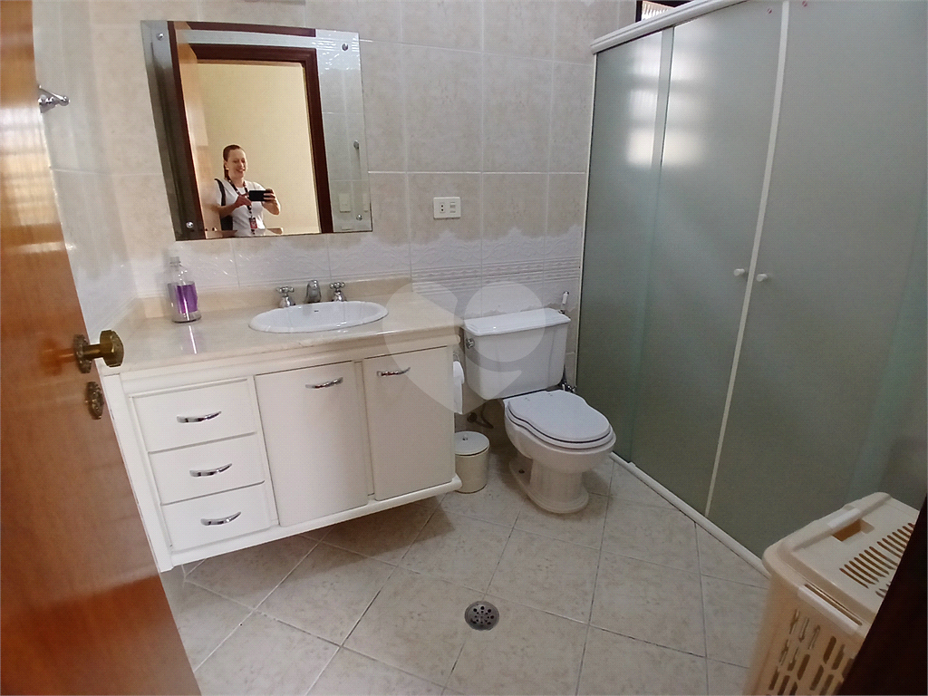 Casa reformada e mobiliada à venda com 2 dormitórios e churrasqueira.