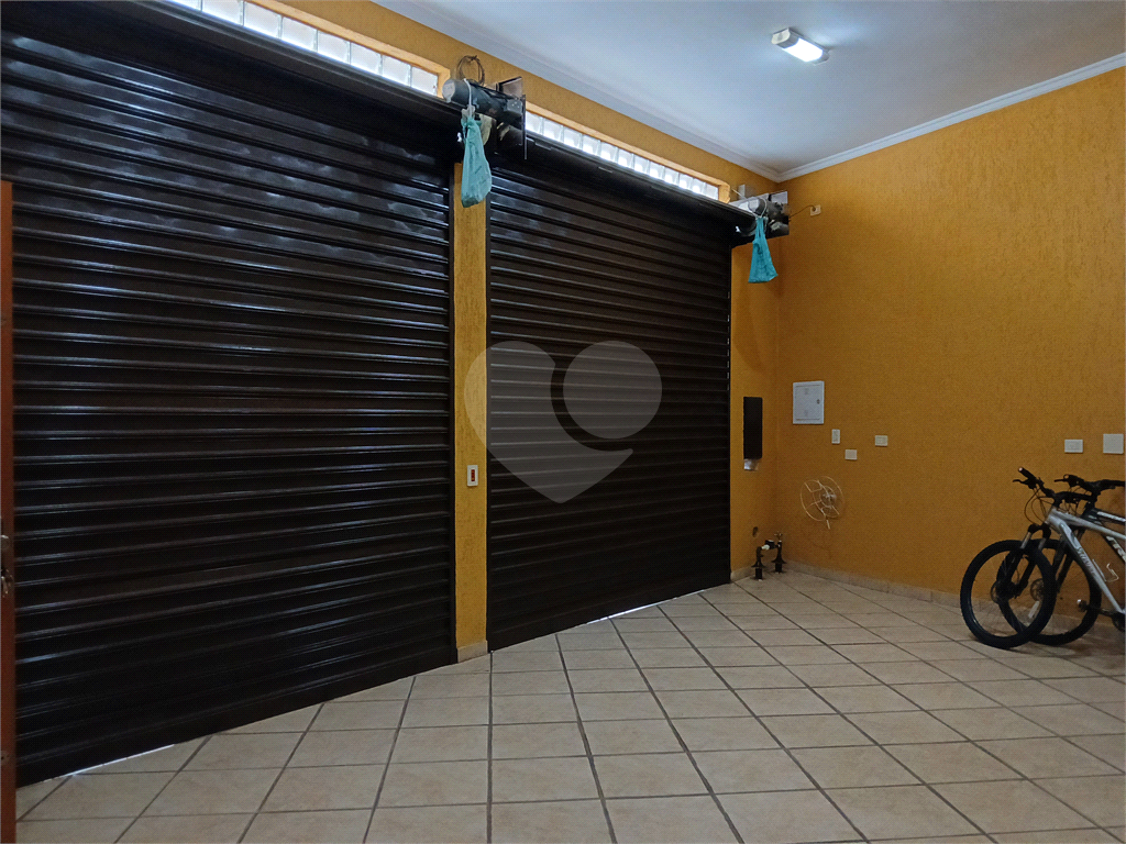 Casa reformada e mobiliada à venda com 2 dormitórios e churrasqueira.