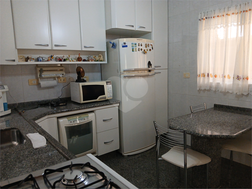 Casa reformada e mobiliada à venda com 2 dormitórios e churrasqueira.