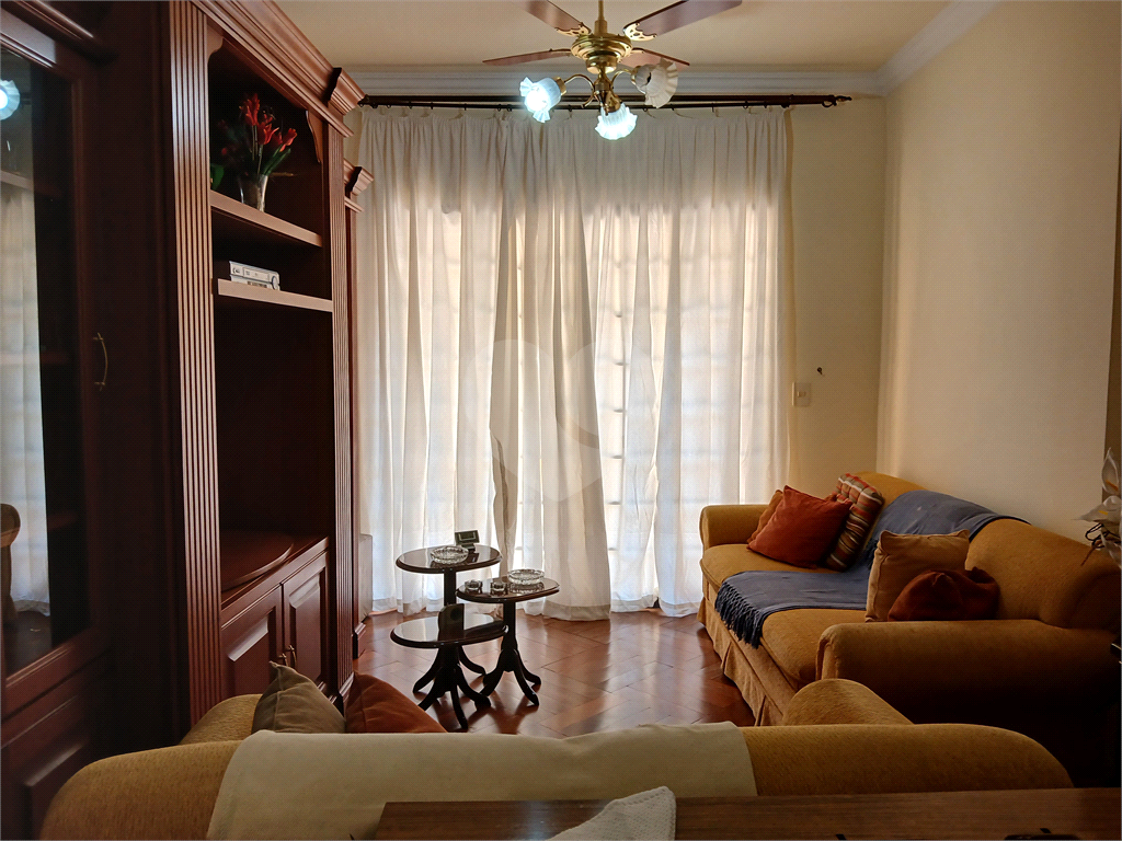 Casa reformada e mobiliada à venda com 2 dormitórios e churrasqueira.