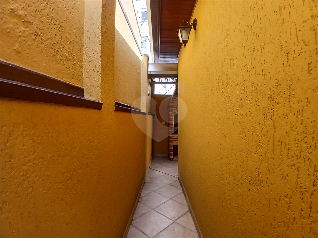 Casa reformada e mobiliada à venda com 2 dormitórios e churrasqueira.