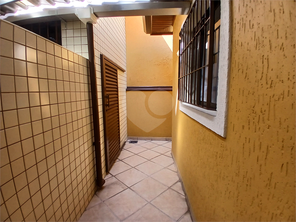 Casa reformada e mobiliada à venda com 2 dormitórios e churrasqueira.