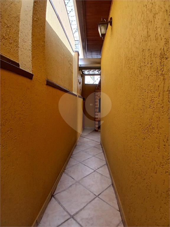 Casa reformada e mobiliada à venda com 2 dormitórios e churrasqueira.