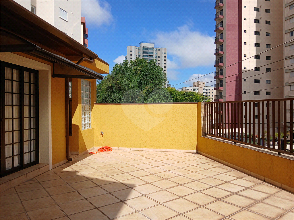 Casa reformada e mobiliada à venda com 2 dormitórios e churrasqueira.