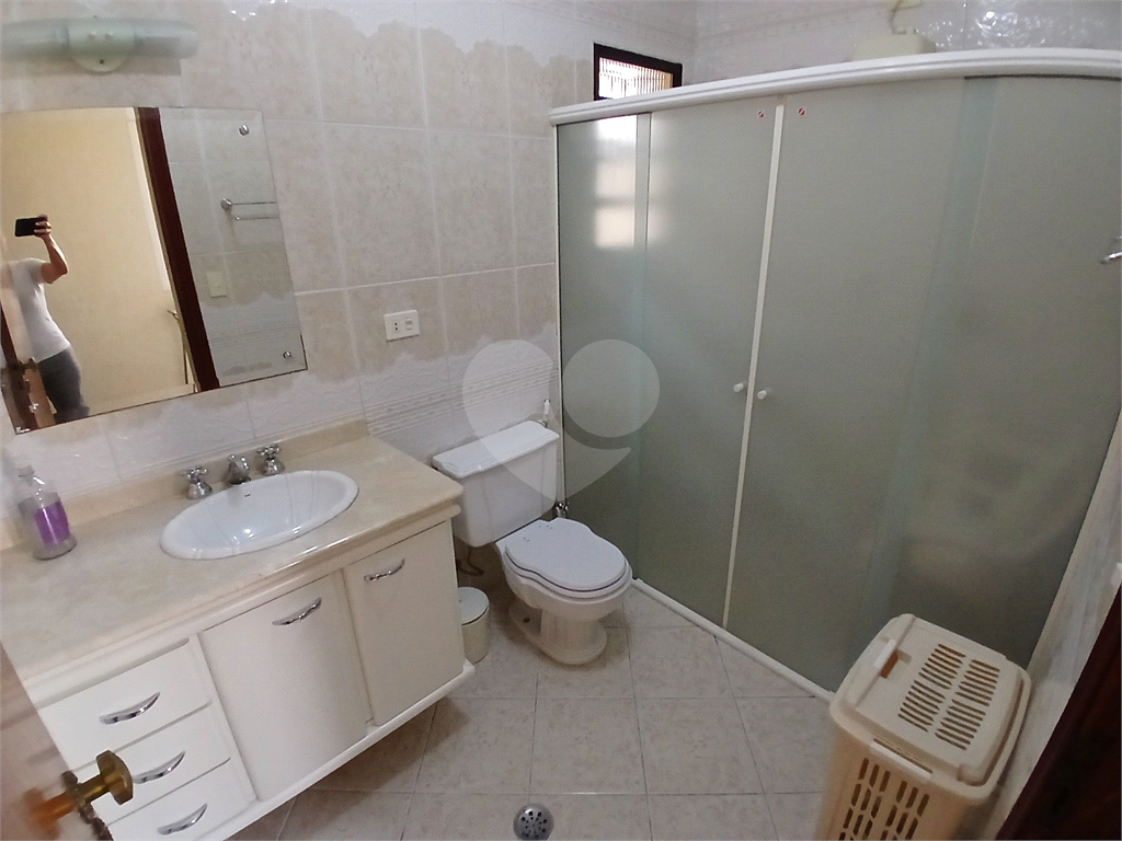 Casa reformada e mobiliada à venda com 2 dormitórios e churrasqueira.