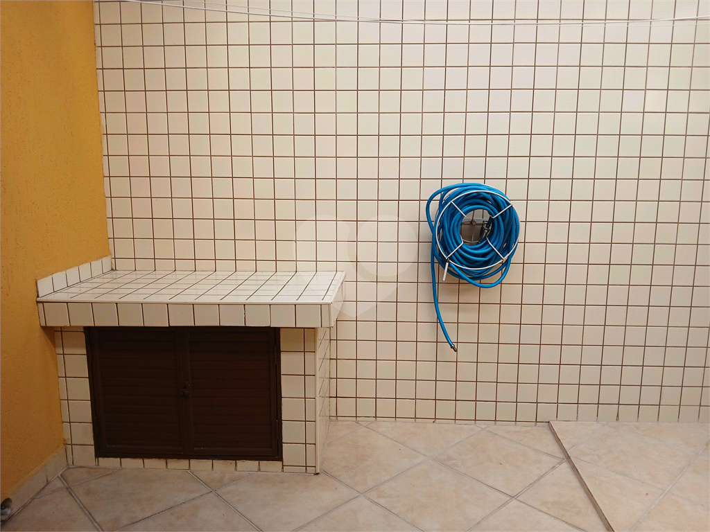 Casa reformada e mobiliada à venda com 2 dormitórios e churrasqueira.