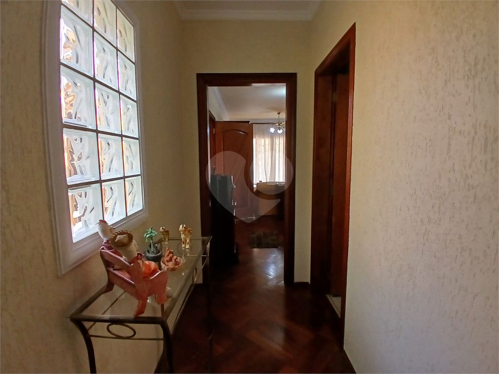 Casa reformada e mobiliada à venda com 2 dormitórios e churrasqueira.