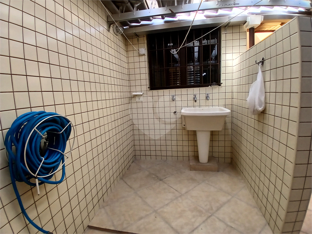 Casa reformada e mobiliada à venda com 2 dormitórios e churrasqueira.