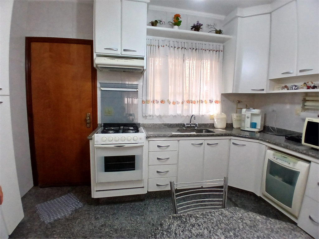 Casa reformada e mobiliada à venda com 2 dormitórios e churrasqueira.