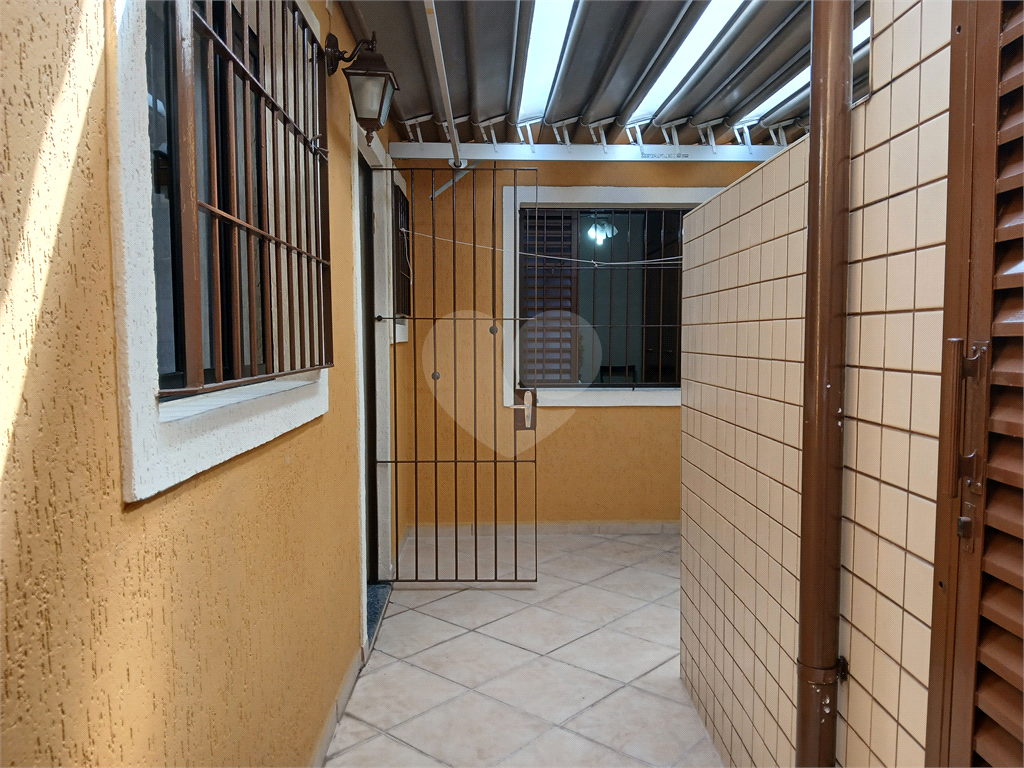 Casa reformada e mobiliada à venda com 2 dormitórios e churrasqueira.