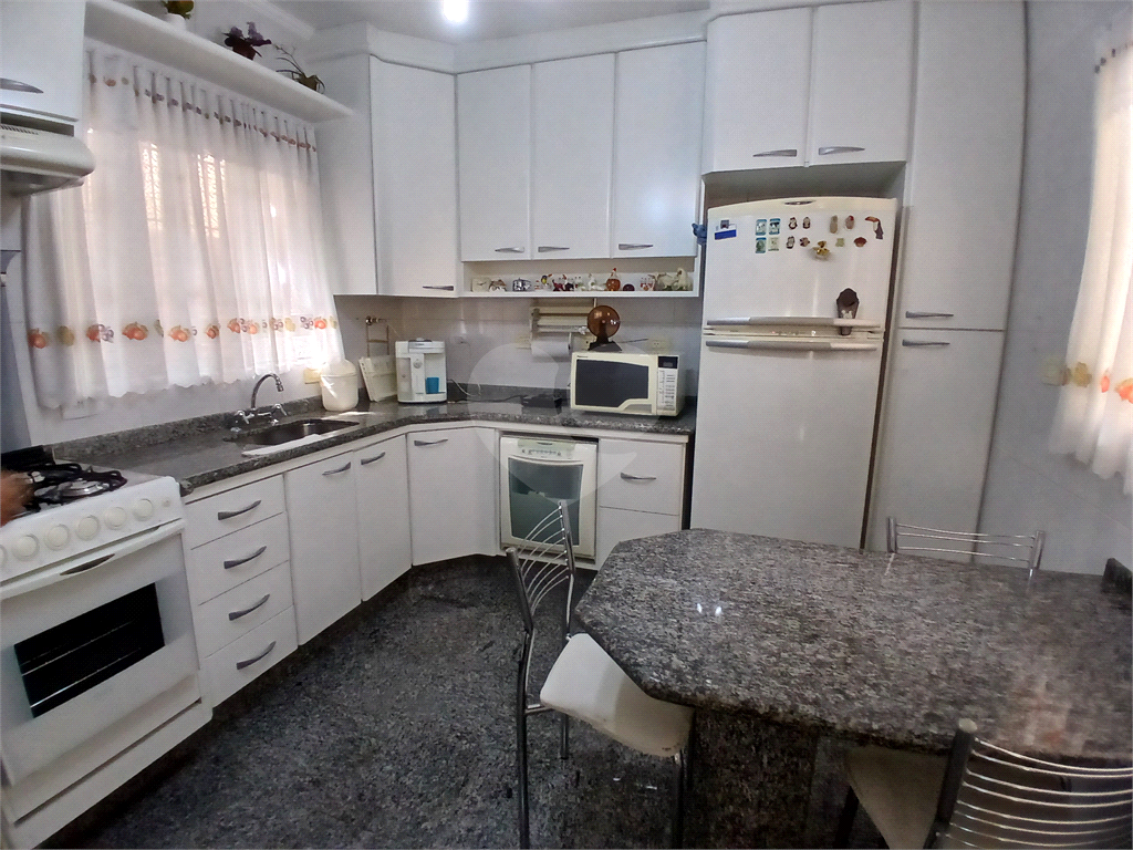 Casa reformada e mobiliada à venda com 2 dormitórios e churrasqueira.