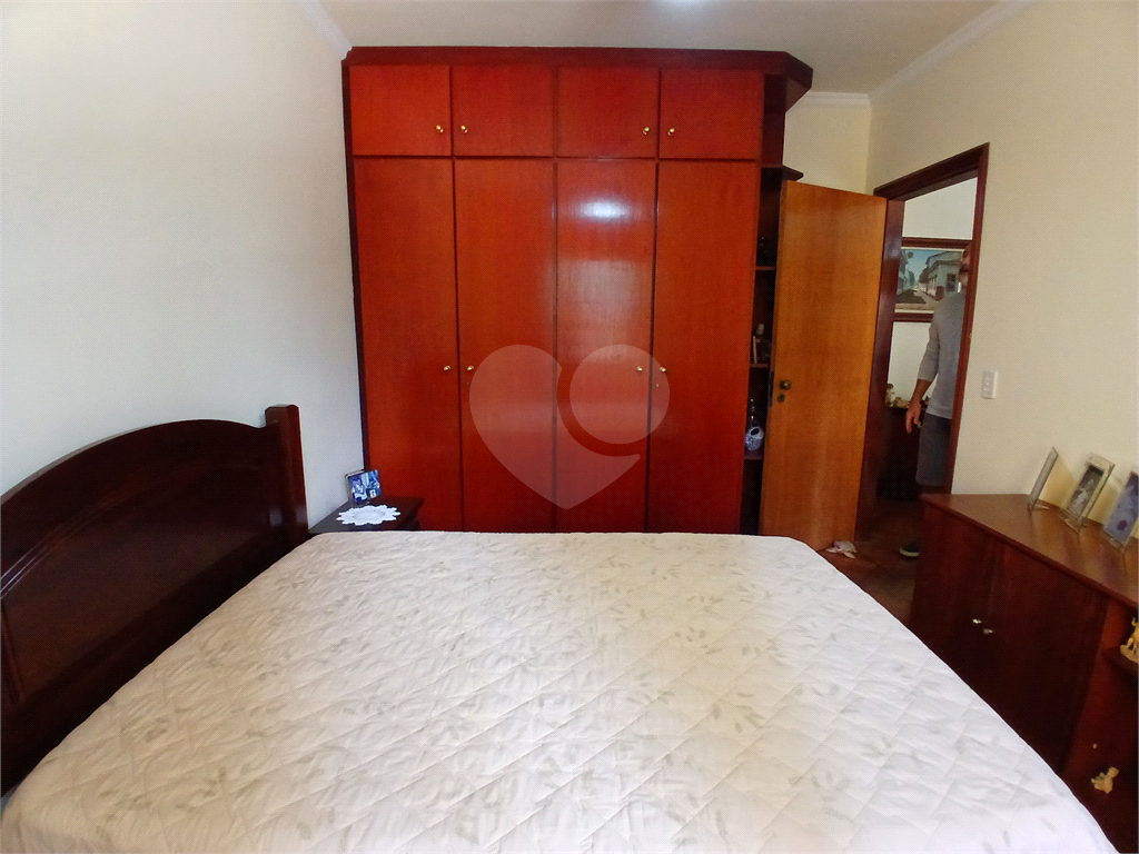 Casa reformada e mobiliada à venda com 2 dormitórios e churrasqueira.