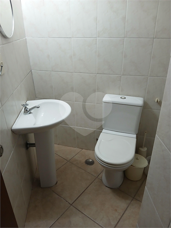 Casa reformada e mobiliada à venda com 2 dormitórios e churrasqueira.