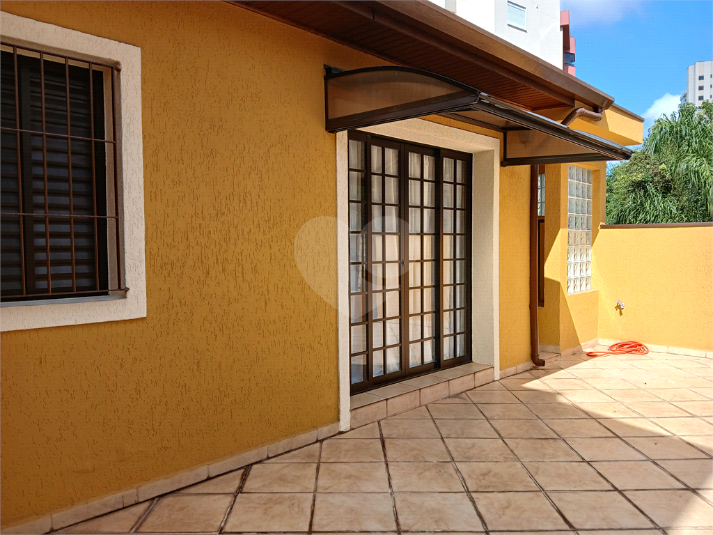 Casa reformada e mobiliada à venda com 2 dormitórios e churrasqueira.