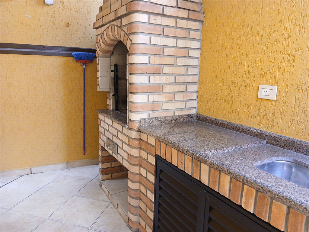 Casa reformada e mobiliada à venda com 2 dormitórios e churrasqueira.