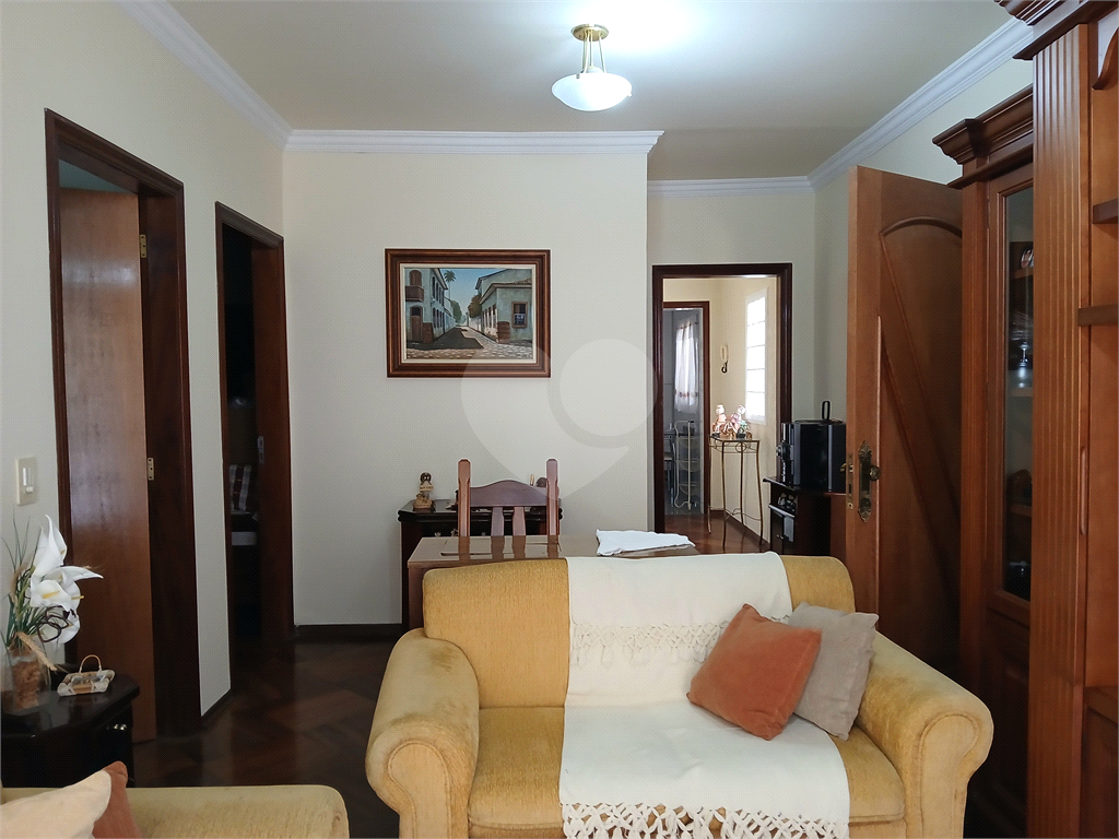 Casa reformada e mobiliada à venda com 2 dormitórios e churrasqueira.