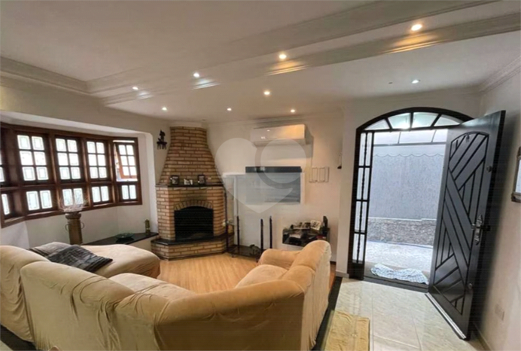 Casa à Venda 300m²| 3 Suítes| Churrasqueira| Piscina| 5 Vagas na Vila Maria