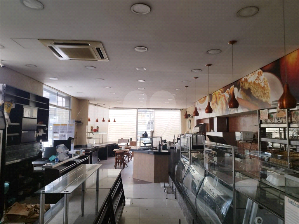 Prédio Comercial de Esquina: Visibilidade, Funcionalidade e Oportunidade Única para Negócios!