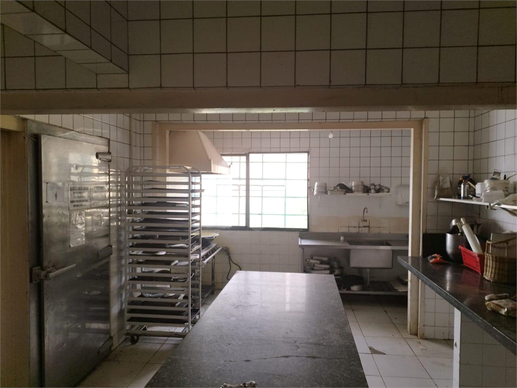Prédio Comercial de Esquina: Visibilidade, Funcionalidade e Oportunidade Única para Negócios!