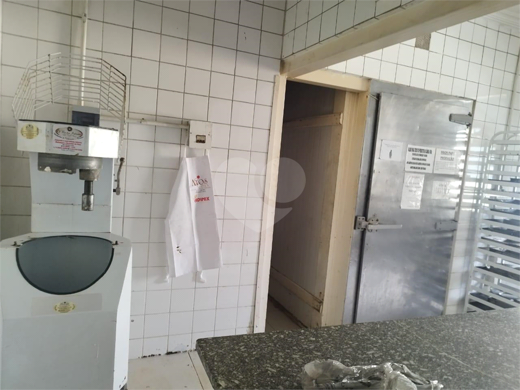 Prédio Comercial de Esquina: Visibilidade, Funcionalidade e Oportunidade Única para Negócios!