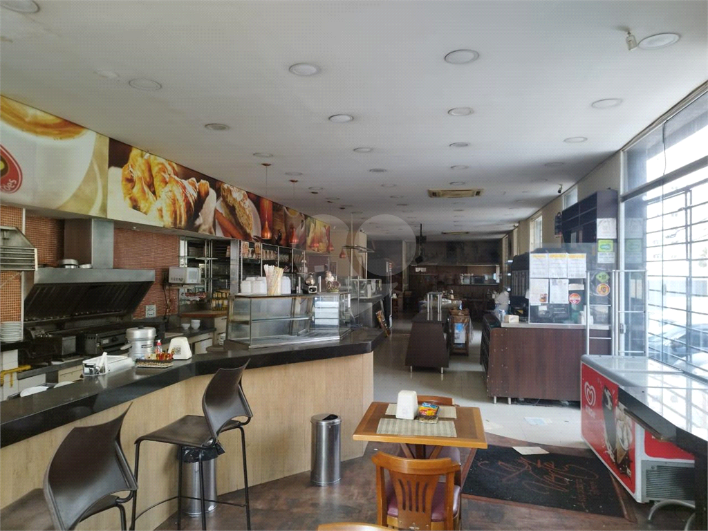 Prédio Comercial de Esquina: Visibilidade, Funcionalidade e Oportunidade Única para Negócios!