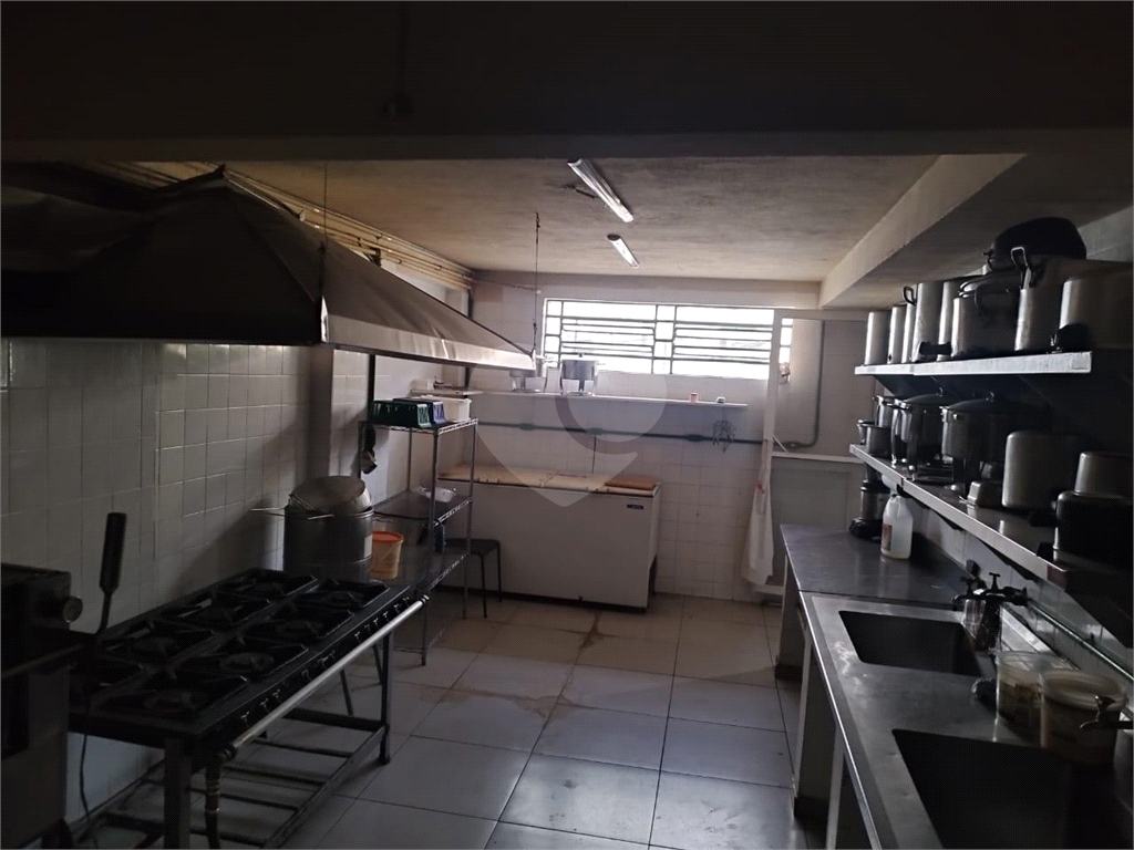 Prédio Comercial de Esquina: Visibilidade, Funcionalidade e Oportunidade Única para Negócios!