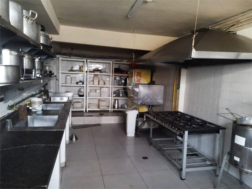 Prédio Comercial de Esquina: Visibilidade, Funcionalidade e Oportunidade Única para Negócios!