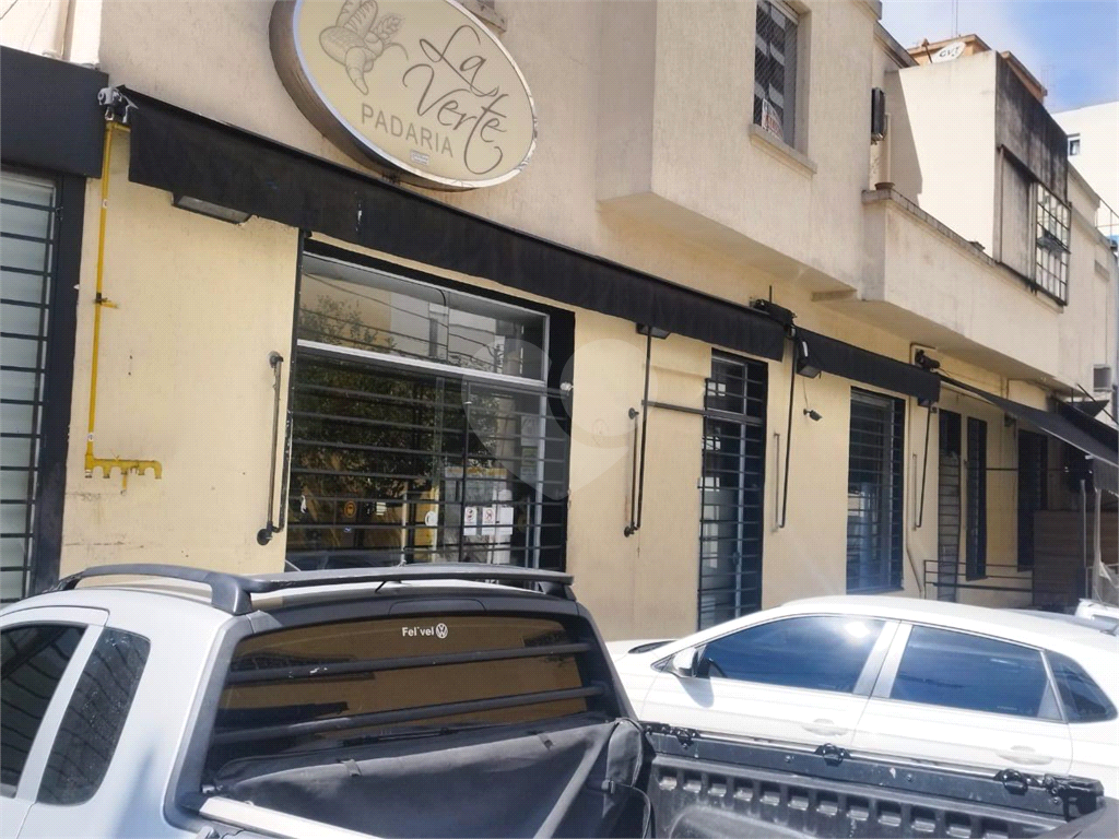 Prédio Comercial de Esquina: Visibilidade, Funcionalidade e Oportunidade Única para Negócios!